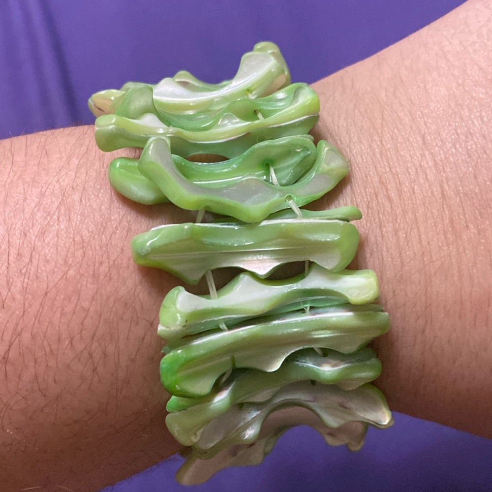 Green stretch shell bracelet